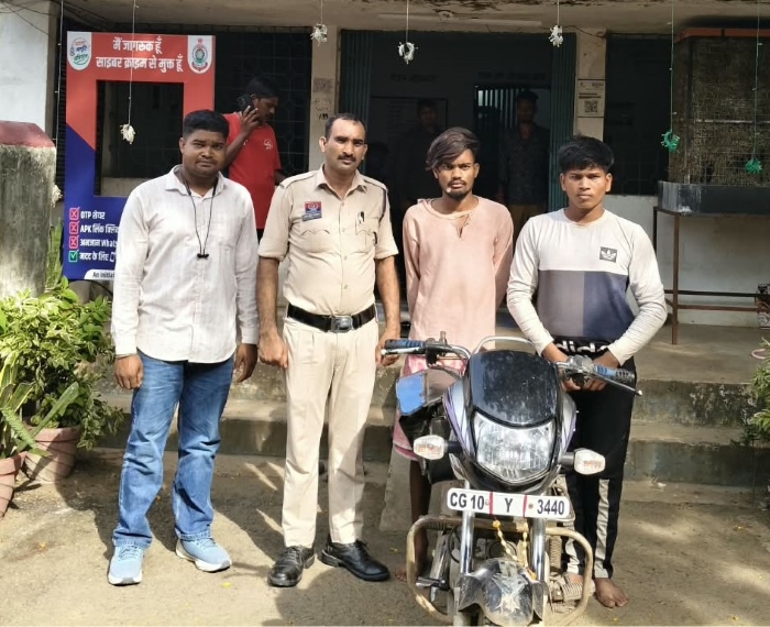 रात में घरों की रेकी, बाहर खड़ी बाइक पर हाथ साफ—बिल्हा पुलिस ने चोरी की मोटरसाइकिल समेत दो आरोपियों को दबोचा, 12 हजार का मशरूका बरामद