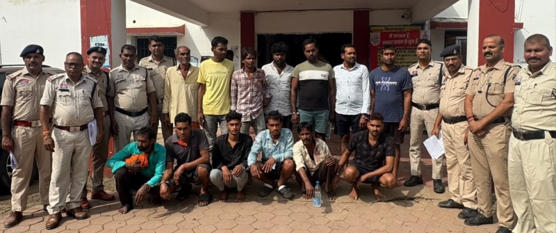 गणेश पंडाल में बाजा बजाने को लेकर खूनी विवाद, युवक शैलेष राठौर की पीट-पीटकर हत्या; मस्तूरी पुलिस और ACCU ने 13 आरोपियों को दबोचा, डंडा-छुरी-कुल्हाड़ी बरामद