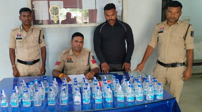 छिपाकर रखी थी शराब की बड़ी खेप, हिर्री पुलिस की दबिश में 57 पाव देशी प्लेन मदिरा बरामद; 23 वर्षीय आरोपी गिरफ्तार, भेजा न्यायिक रिमांड