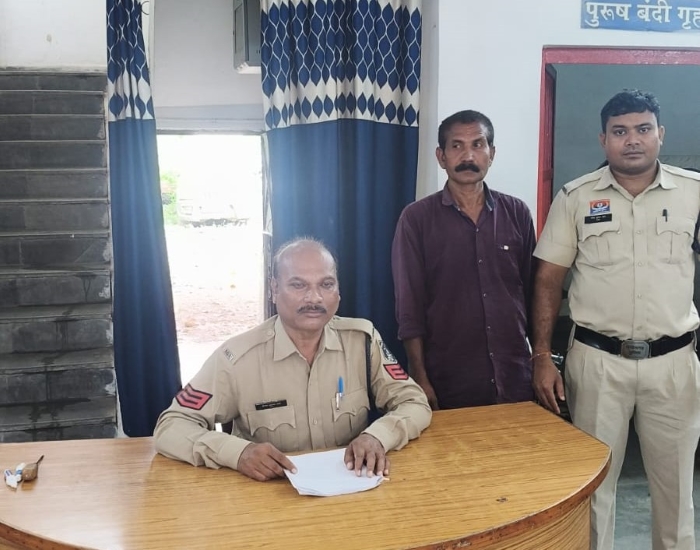 चाकू दिखाकर आमजनों में फैला रहा था दहशत, रतनपुर पुलिस ने घेराबंदी कर 52 वर्षीय निलेश कश्यप को दबोचा; धारदार चाकू जब्त