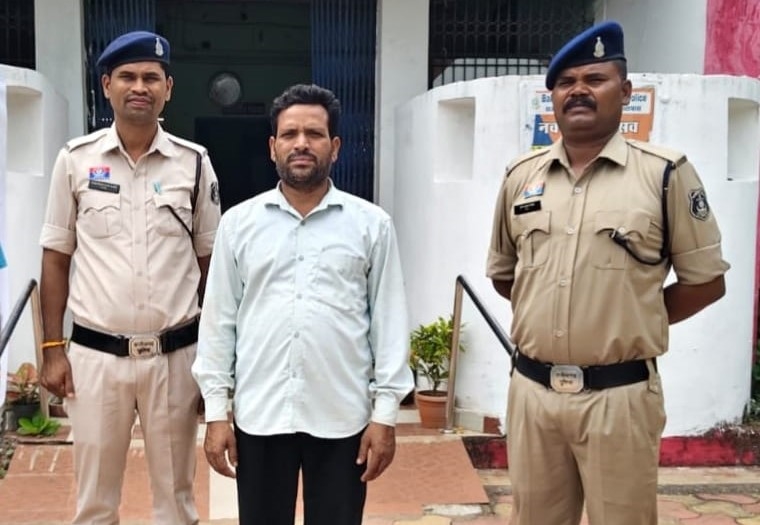 घर के सामने सट्टा-पट्टी लिखते रंगे हाथ पकड़ा गया सटोरिया, साइबर सेल-पलारी पुलिस ने ₹2,150 नकद समेत सट्टा सामग्री की जब्त