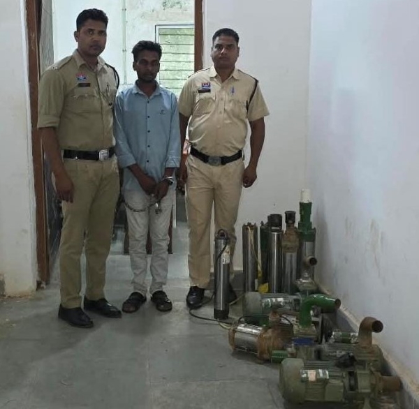 खेतों से मोटर पंप चोरी करने वाले गिरोह का खुलासा, लुण्ड्रा पुलिस ने आरोपी को दबोचा; 5 मोटर पंप, 2 सेट समरसिबल और चोरी की बाइक जब्त