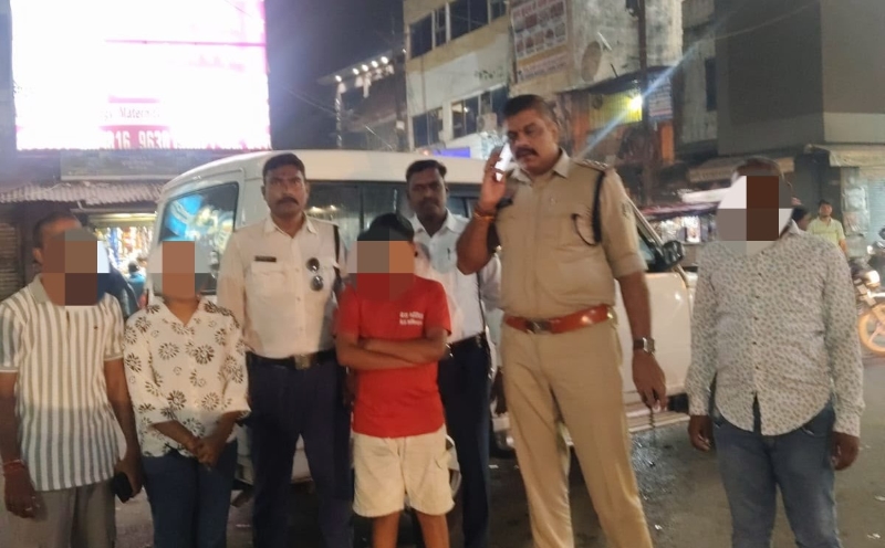 घर से बिना बताए भाटापारा से रायपुर पहुंचा 15 साल का बालक, स्टेशन चौक पर अकेला रोता देख पुलिस ने संभाला; परिजनों के चेहरे पर लौटाई खुशी