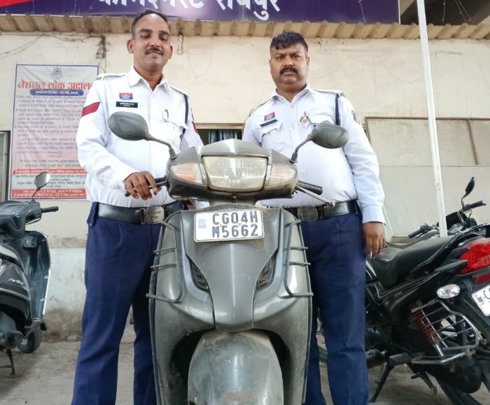 राजेंद्र नगर अंडरब्रिज के पास नो-पार्किंग में खड़ी स्कूटी पर पुलिस को हुआ शक, रिकॉर्ड खंगाला तो निकली चोरी की एक्टिवा—यातायात पुलिस ने बरामद कर सिविल लाइन पुलिस को सौंपा