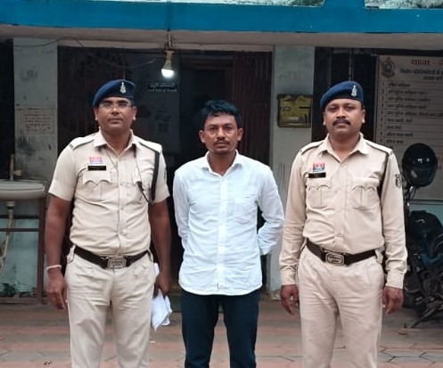 सट्टा-पट्टी का खेल पकड़ा गया, दुर्ग पुलिस की घेराबंदी में 41 वर्षीय आरोपी गिरफ्तार—5 सट्टा-पट्टी और नगदी समेत डाटपेन जब्त, न्यायिक रिमांड पर भेजा