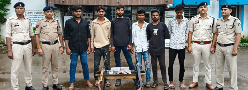 अटल आवास के पास चल रहा था नशीली टैबलेट की बिक्री का खेल, सुपेला पुलिस ने घेराबंदी कर 7 को पकड़ा—0.5 एमजी की 1200 अल्प्राजोलम टैबलेट, ₹1,400 नगद और 2 एयर गन जब्त
