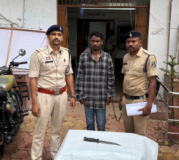 रुपये देने से इनकार पर भड़का आरोपी, दुकान में घुसकर हथियार की नोक पर लूटे 500 रुपये—खुर्सीपार पुलिस की त्वरित कार्रवाई में एन गोपाल गिरफ्तार, धारदार हथियार बरामद