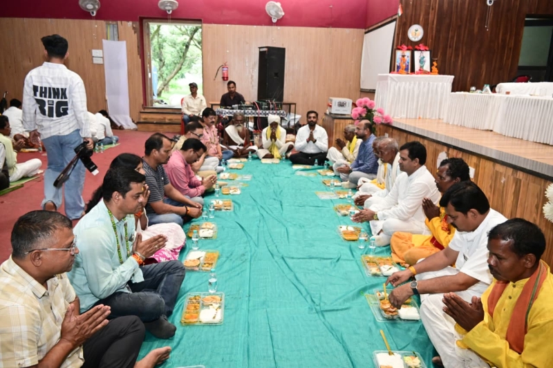 सेवा संकल्प अभियान के नेवता भोज ने दिया समानता और अपनत्व का संदेश, एक ही पंक्ति में साथ बैठे बैगा पुजारी, जनप्रतिनिधि, अधिकारी और ग्रामीणजन