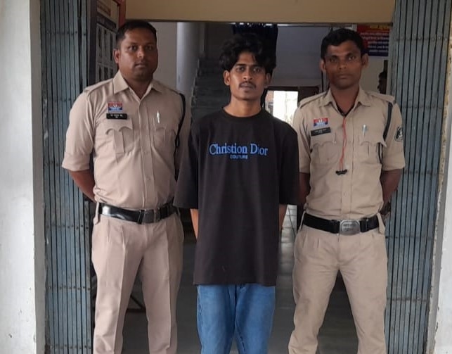 गाड़ी पर बैठने को लेकर विवाद ने लिया खूनी रूप, चाकू और चैन से किया जानलेवा हमला—16 माह से फरार आरोपी को अकलतरा पुलिस ने घर में घेराबंदी कर दबोचा
