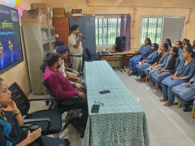 सड्डू ITI में 150 छात्राओं को साइबर ठगी से बचाव का पाठ, पंडरी पुलिस ने UPI-OTP फ्रॉड से लेकर ‘डिजिटल अरेस्ट’ तक किया जागरूक