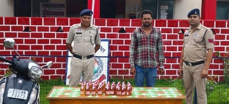 दृष्टि हेल्पलाइन’ की सूचना पर शराब तस्करी का खेल बेनकाब, सुहेला पुलिस ने 47 पाव देशी मसाला शराब के साथ आरोपी को दबोचा; स्कूटी भी जब्त