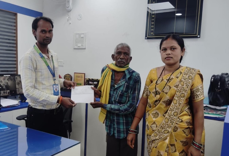 सिर्फ 436 रुपये के सालाना प्रीमियम से परिवार को मिला 2 लाख रुपये का सहारा, ‘बिहान’ से जुड़ी सगनी बाई की बीमा सुरक्षा ने कठिन समय में कानतु राम के परिवार को दिया संबल