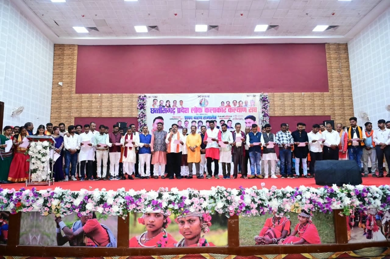 छत्तीसगढ़ की लोक कला और सांस्कृतिक विरासत को आगे बढ़ाने पर जोर, उप मुख्यमंत्री विजय शर्मा ने लोक कलाकार कल्याण संघ के पदाधिकारियों को दिलाई पद एवं गोपनीयता की शपथ; स्टूडियो सुविधा का भरोसा
