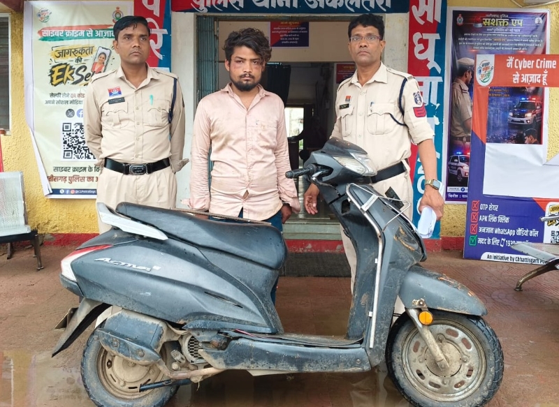 रात में घर का ताला तोड़कर घुसे चोर, परिवार के लौटते ही मची भगदड़; एक आरोपी दबोचा गया, स्कूटी और लोहे की रॉड बरामद
