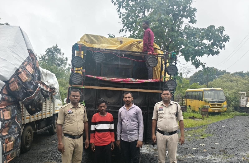 ऑपरेशन प्रहार में सड़क सुरक्षा पर बड़ा एक्शन, वाहनों में खतरनाक अतिरिक्त लोहे के एंगल लगाकर चल रहे 2 पिकअप जब्त