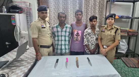 डबरा पारा चौक में हथियारों के साथ दहशत फैलाने वालों पर पुलिस का शिकंजा, 3 आरोपी गिरफ्तार और अपचारी बालक अभिरक्षा में; 4 धारदार हथियार बरामद