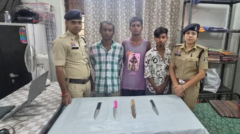 डबरा पारा चौक में हथियारों के साथ दहशत फैलाने वालों पर पुलिस का शिकंजा, 3 आरोपी गिरफ्तार और अपचारी बालक अभिरक्षा में; 4 धारदार हथियार बरामद