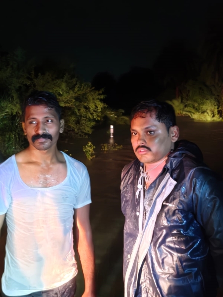 कोकड़ी नाला के तेज बहाव में बाइक समेत बहकर पेड़ में फंसा युवक, मदद की गुहार पर पहुंची पुलिस; सूझबूझ से सुरक्षित निकाला बाहर