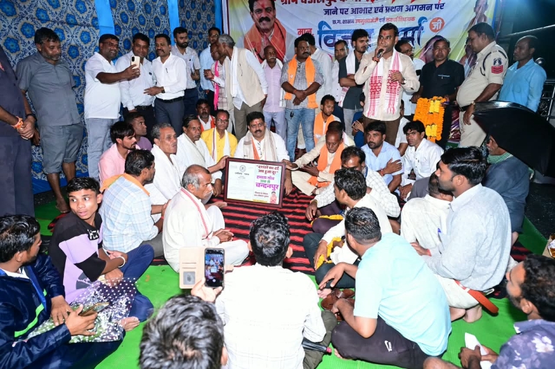 वर्षों पुरानी मांग पर लगी मुहर, राजपत्र लेकर गांव पहुंचे डिप्टी सीएम विजय शर्मा; चंडालपुर बना ‘चंदनपुर’, ग्रामीणों ने मनाई खुशी