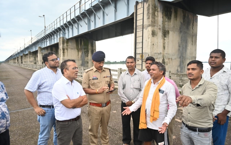 महानदी के बढ़ते बहाव पर प्रशासन की पैनी नजर, घाट-पुलों पर बैरिकेडिंग और पुलिस बल तैनात; तटीय गांवों में मुनादी, बचाव टीमें पूरी तरह अलर्ट