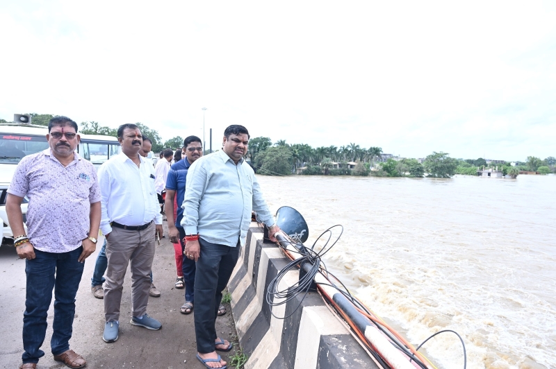 शिवनाथ के बढ़ते जलस्तर के बीच शिक्षा मंत्री गजेन्द्र यादव का ग्राउंड एक्शन, गणेश विसर्जन स्थल से राहत शिविरों तक लिया हालात का जायजा