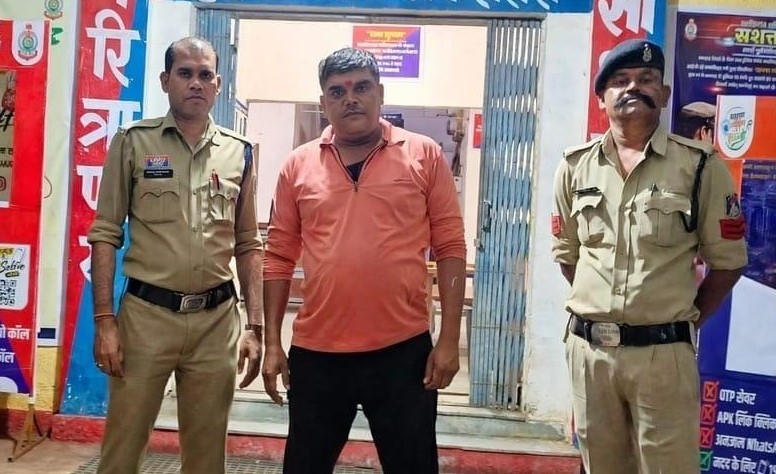 नगर पालिका कार्यालय में घुसकर कर्मचारी पर हमला, पत्थर से सिर फोड़ा; गाली-गलौच और जान से मारने की धमकी देने वाला आरोपी पुलिस के हत्थे चढ़ा