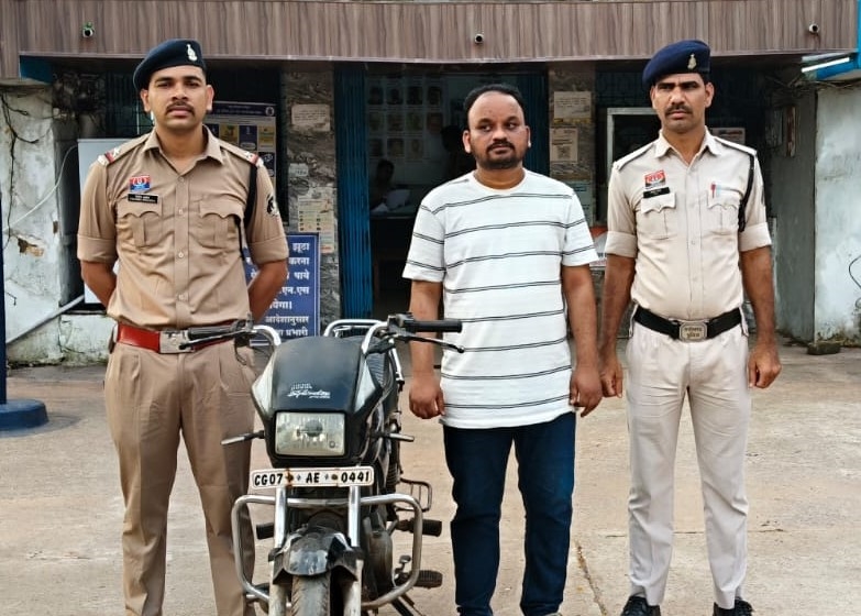 रात में होटल के बाहर से बाइक चोरी, पुलिस की पतासाजी में खुला राज; आर.के. मैदान के पास छिपाई गई मोटरसाइकिल बरामद, आरोपी गिरफ्तार