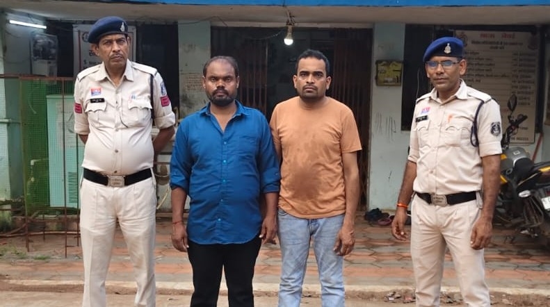 नशे की 80 कैप्सूल लेकर ग्राहक तलाश रहे थे दो आरोपी, नेवई पुलिस की घेराबंदी में दबोचे गए; 48 ग्राम नशीली दवा, बिक्री रकम और मोबाइल बरामद