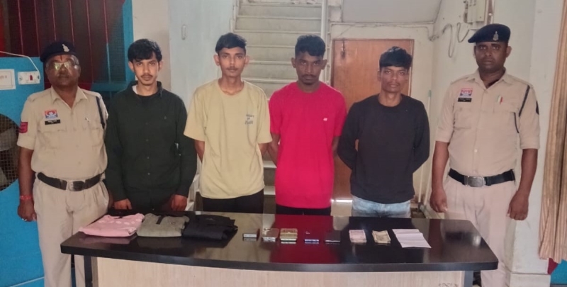 मोबाइल हाथ लगा तो खुला बैंक खातों पर कब्जे का रास्ता, आधार से PhonePe-Paytm रीसेट कर निकाले लाखों; चकरभाठा पुलिस की कार्रवाई में 4 आरोपी गिरफ्तार