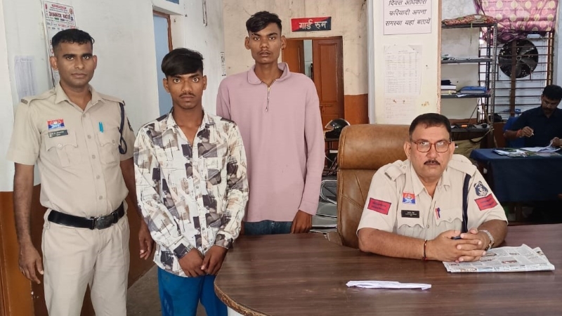 डीजे बजाने से मना किया तो रास्ता रोककर बरसाया चाकू-डंडा, पुरानी रंजिश में युवक पर हमला; कोनी पुलिस ने 2 आरोपियों को दबोचा, हथियार बरामद