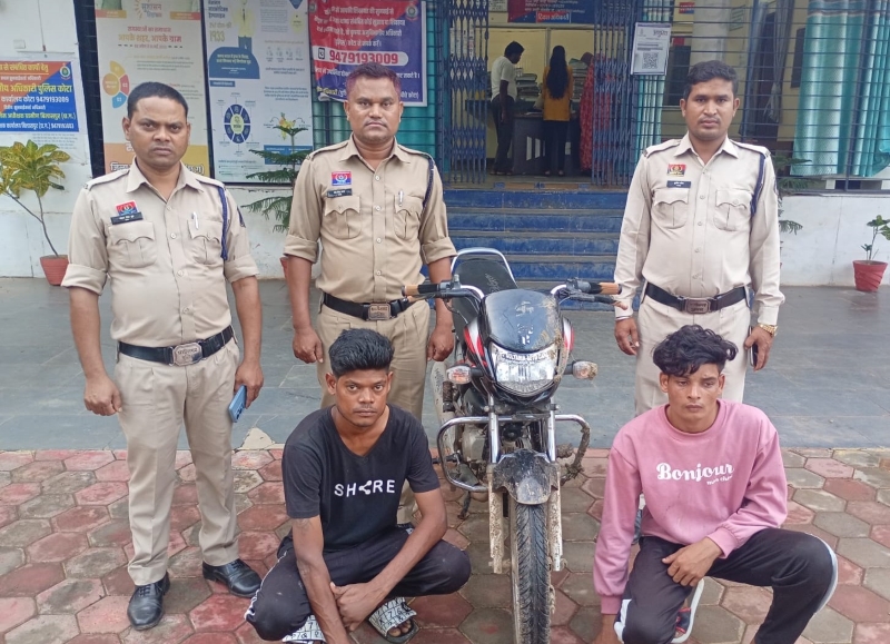 कोटा में घूम-घूमकर चोरी करने वाले गिरोह का खुलासा, 24 घंटे में 2 शातिर आरोपी गिरफ्तार; मोबाइल, बिजली तार, नकदी और चोरी की बाइक बरामद