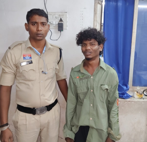 चाकू लहराकर लोगों को डराने-धमकाने का आरोप, टिकरापारा पुलिस ने घेराबंदी कर युवक को दबोचा; धारदार चाकू बरामद