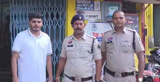 25 करोड़ दो, वरना परिवार की हत्या! विदेशी नंबर से WhatsApp पर भेजी धमकी ने मचाई सनसनी, तकनीकी जांच में खुला पूरा राज; तेलीबांधा पुलिस ने आरोपी शोएब ढेबर को दबोचा