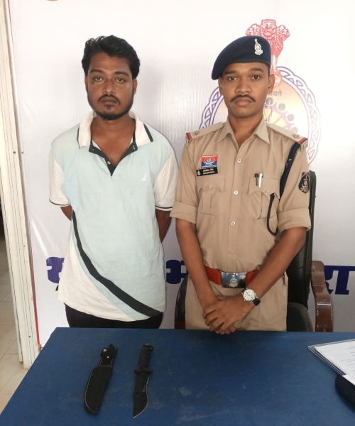 चाकू लेकर खौफ फैलाने की सूचना पर तत्काल पहुंची पुलिस, नेहरू वार्ड में घेराबंदी कर आरोपी प्रदीप डहरिया को दबोचा; ‘दृष्टि हेल्पलाइन’ की सूचना पर धारदार चाकू बरामद