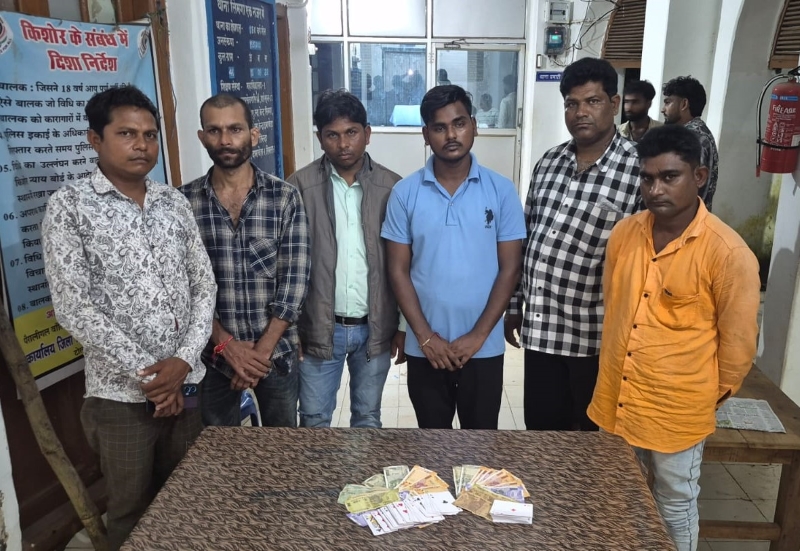 बिजली के खंभे की रोशनी में चल रहा था ‘काटपत्ती’ जुए का खेल, पुलिस ने एक साथ दो ठिकानों पर मारी रेड; 6 जुआरी रंगे हाथ गिरफ्तार, ₹5,090 नकद और 104 पत्ती ताश जब्त
