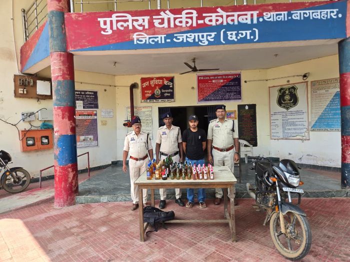 ऑपरेशन आघात में जशपुर पुलिस की बड़ी कार्रवाई : मोटरसाइकिल से 15 लीटर से अधिक अवैध अंग्रेजी शराब ले जा रहा 21 वर्षीय आरोपी गिरफ्तार, भेजा गया जेल.