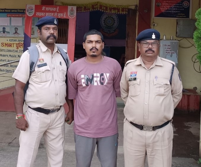 धारदार हथियार लेकर निकला युवक, पुलिस को देखते ही मचा हड़कंप! भागते हुए नहर किनारे फेंका हथियार, अंडा पुलिस ने पीछा कर दबोचा