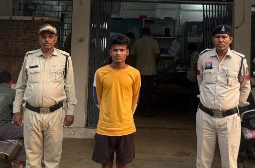 रात में बंद दुकान को बनाया निशाना, छत के रास्ते घुसकर नगदी और सिगरेट चोरी; नवागढ़ पुलिस की त्वरित कार्रवाई में आरोपी गिरफ्तार