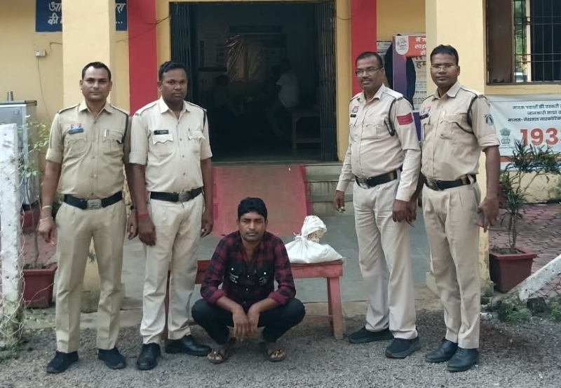 पुलिस का अवैध शराब पर बड़ा एक्शन, 6 लीटर कच्ची महुआ शराब के साथ 40 वर्षीय आरोपी गिरफ्तार; आबकारी एक्ट में भेजा गया जेल