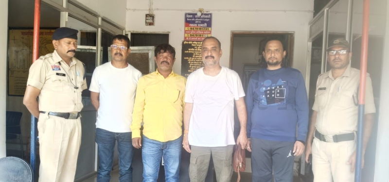 फायरिंग कर भाग रहे 4 आरोपी सरगुजा पुलिस की नाकेबंदी में धराए, मणिपुर थाना पुलिस ने अर्टिगा वाहन समेत दबोचा; पूछताछ में वारदात में संलिप्तता की पुष्टि