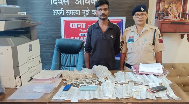 त्रिपाल लगे निर्माणाधीन मकान से जेवर-मोबाइल चोरी, मुखबिर की सूचना पर पुलिस ने आरोपी को दबोचा; आर्टिफिशियल ज्वेलरी समेत पूरा सामान बरामद, भेजा जेल