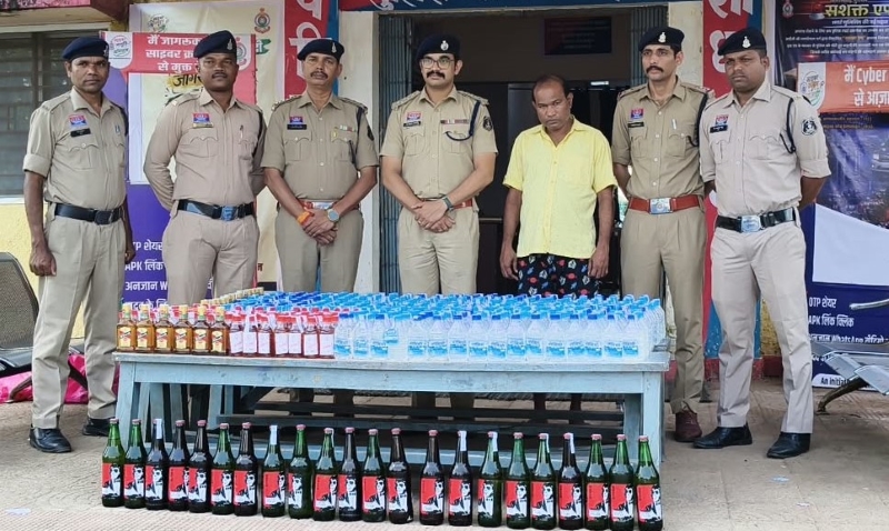 02 अक्टूबर के शुष्क दिवस पर शराब की बड़ी खेप खपाने की थी तैयारी, अकलतरा पुलिस ने तहखाने में दबोचा 184 लीटर अवैध शराब का जखीरा