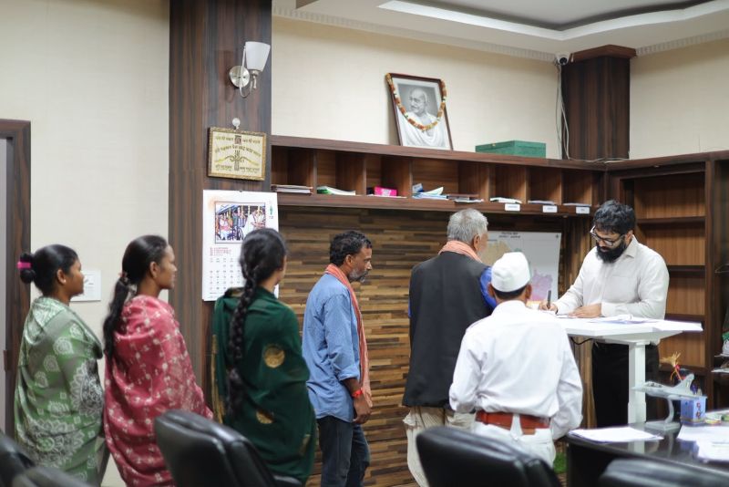 आमजन की समस्याओं के समाधान को प्राथमिकता, जनदर्शन में कलेक्टर रोहित व्यास ने सुने 42 आवेदन; अधिकारियों को त्वरित, पारदर्शी और जवाबदेह कार्रवाई के निर्देश