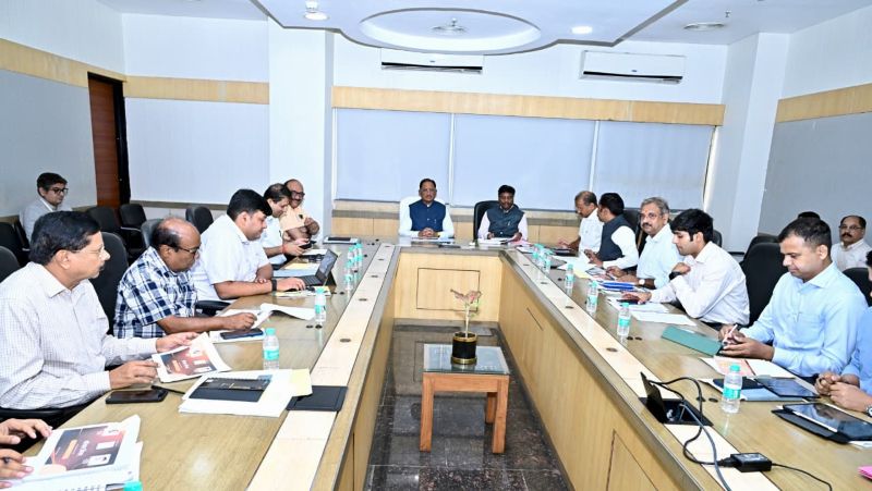 सुरक्षित और सुगम परिवहन पर मुख्यमंत्री साय का बड़ा फोकस: दुर्घटनाओं की रोकथाम से घायल के त्वरित उपचार तक बनेगी मजबूत व्यवस्था, 23 ब्लैक स्पॉट में सुधार तेज करने के निर्देश; दूरस्थ अंचलों में मुख्यमंत्री ग्रामीण बस योजना का होगा विस्तार
