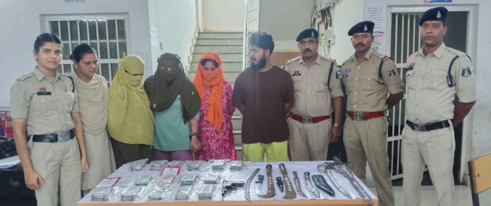 बैंक खातों के जरिए संदिग्ध वित्तीय लेन-देन का खुलासा, तलाशी में निकला हथियारों का जखीरा—दुर्ग में पुलिस का बड़ा एक्शन, 4 आरोपी गिरफ्तार; एयरगन, तलवार, चापड़, खुखरी समेत 11 हथियार और ₹2.97 लाख कैश जब्त