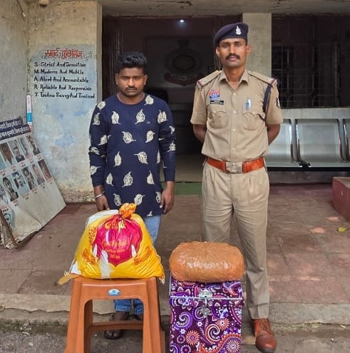अटल आवास के मकान में चल रहा था गांजा बिक्री का खेल! मुखबिर की सूचना पर कुम्हारी पुलिस का बड़ा एक्शन—6.350 किलो गांजा बरामद, आरोपी प्रेम कुमार साहू गिरफ्तार