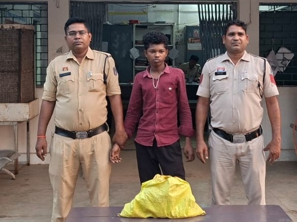 अवैध कच्ची महुआ शराब पर पुलिस का शिकंजा! ग्राम अमोदा में दबिश देकर 5.5 लीटर शराब के साथ 20 वर्षीय आरोपी गिरफ्तार—आबकारी एक्ट के तहत कार्रवाई, न्यायिक रिमांड पर भेजा गया