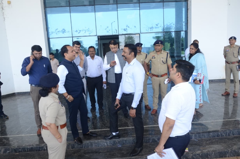नवा रायपुर में राज्योत्सव के लिए तैयारियों का जायजा, अधिकारियों ने एग्जिबिशन सेंटर, मुख्य प्रवेश द्वार, पार्किंग, हेलीपैड और फूड-फन जोन का किया निरीक्षण—समय-सीमा में व्यवस्थाएं पूरी करने पर जोर
