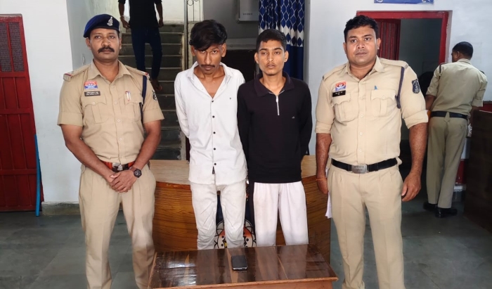 घर में सोता रहा परिवार और खाट के पास रखा मोबाइल हो गया चोरी! तकनीकी जांच से खुला राज—रतनपुर पुलिस ने दो आरोपियों को दबोचा, ₹11 हजार का रियलमी मोबाइल बरामद