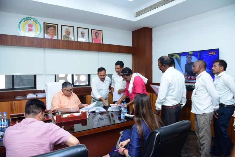 मंत्रालय में जनता की आवाज सुनने पहुंचे मंत्री राजेश अग्रवाल, नागरिकों की समस्याओं-सुझावों पर त्वरित कार्रवाई के दिए निर्देश; बोले—जनसंवाद ही सुशासन की पहली सीढ़ी